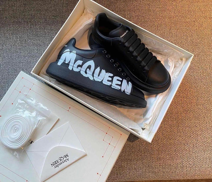 ALEXANDER MCQUEEN NERA CON SCRITTA BIANCA