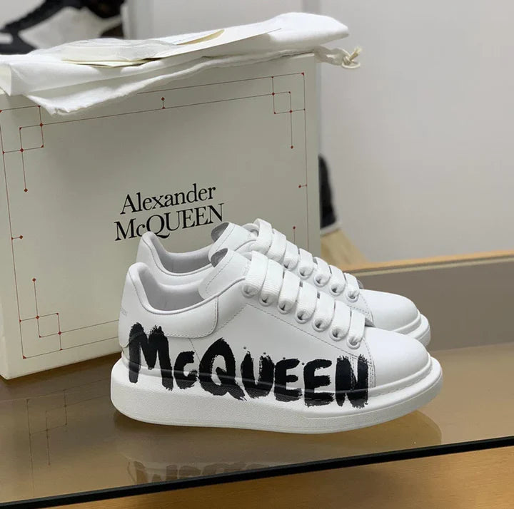 ALEXANDER MCQUEEN BIANCHE CON SCRITTA NERA FREESTYLE SNEAKERS